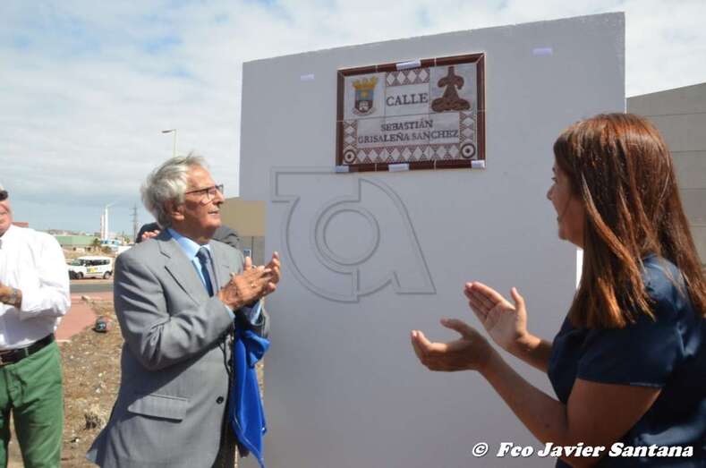 Momento del descubrimiento de la placa (Foto Francisco Javier Santana)